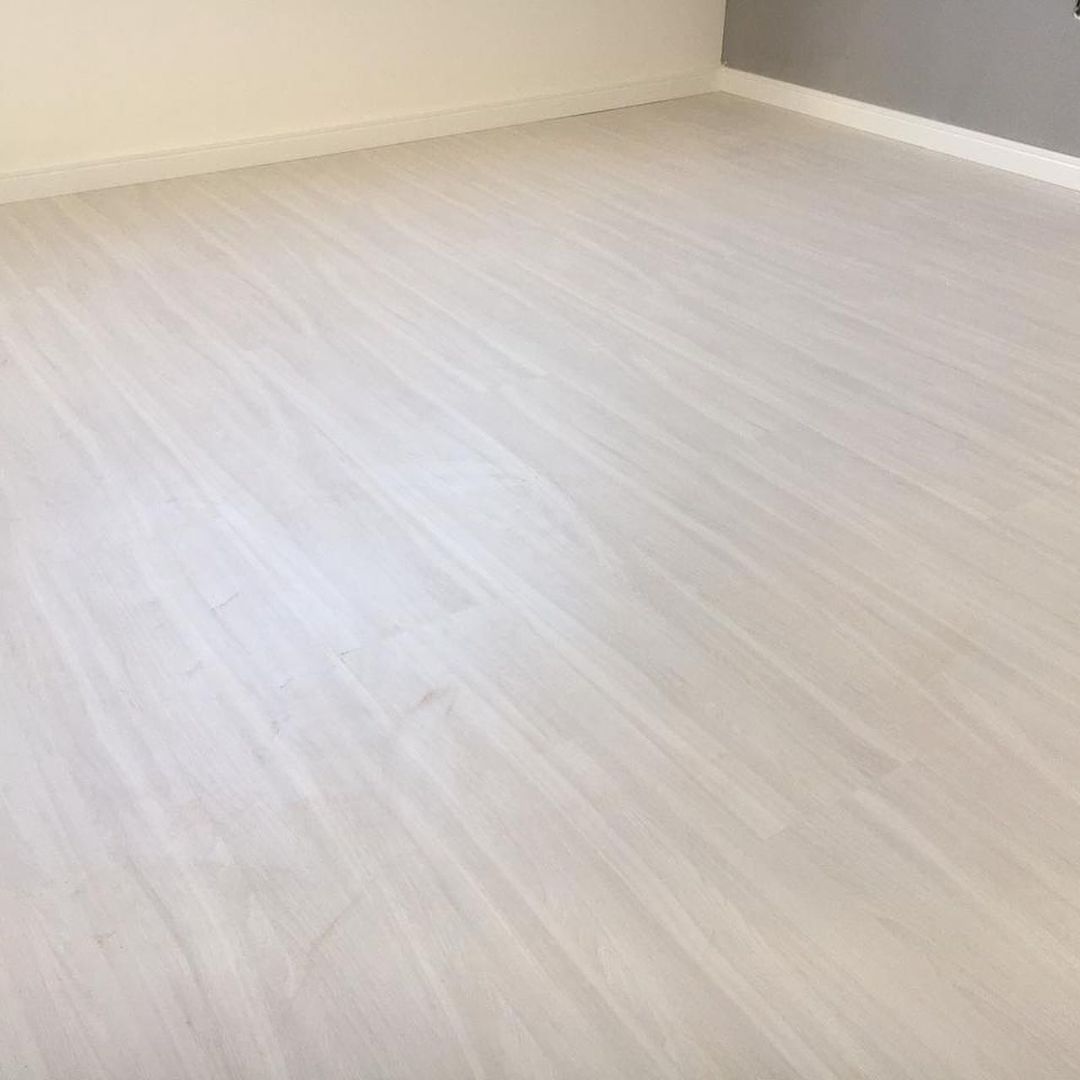 Ambiente amplo · Vinílico off-white