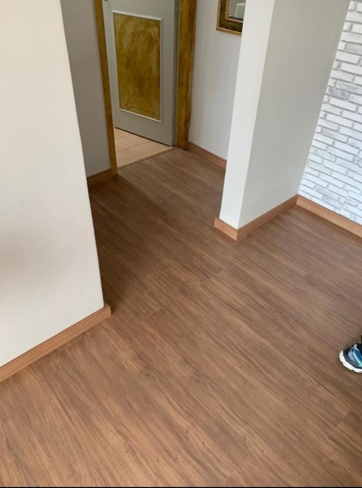 Piso laminado, beleza natural com performance.