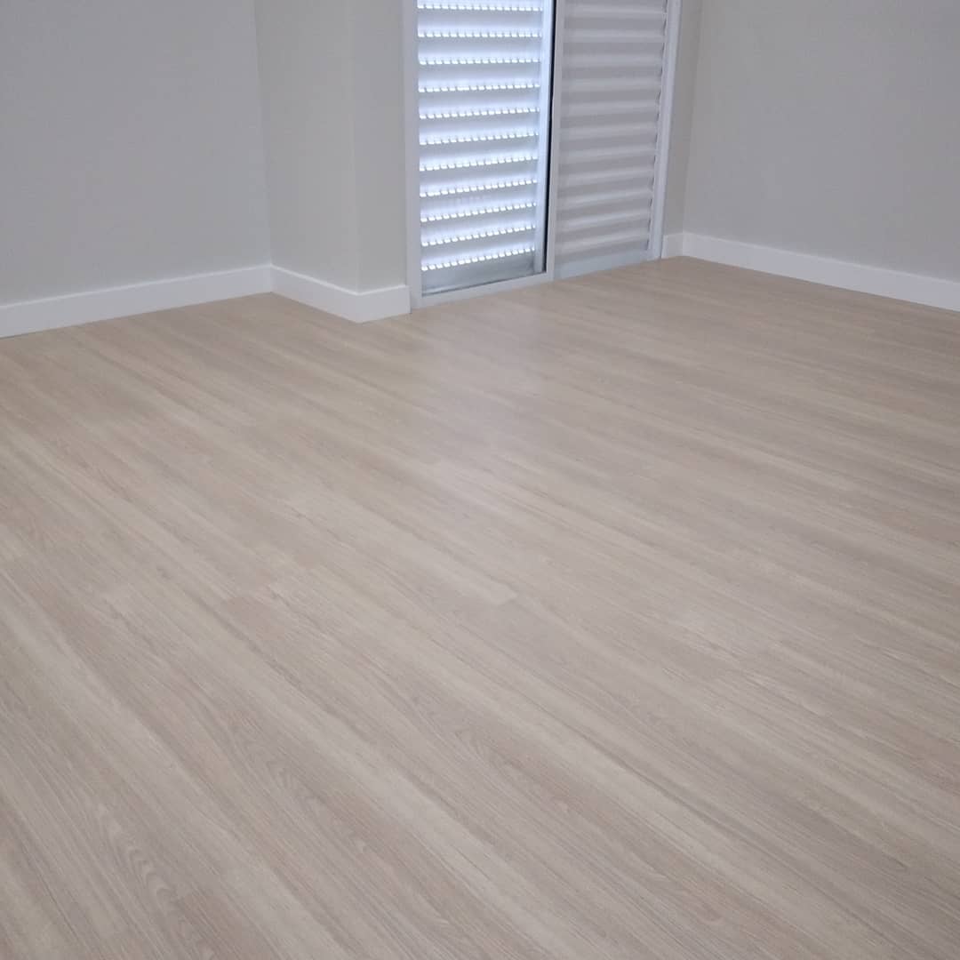 Quarto · Laminado bege claro