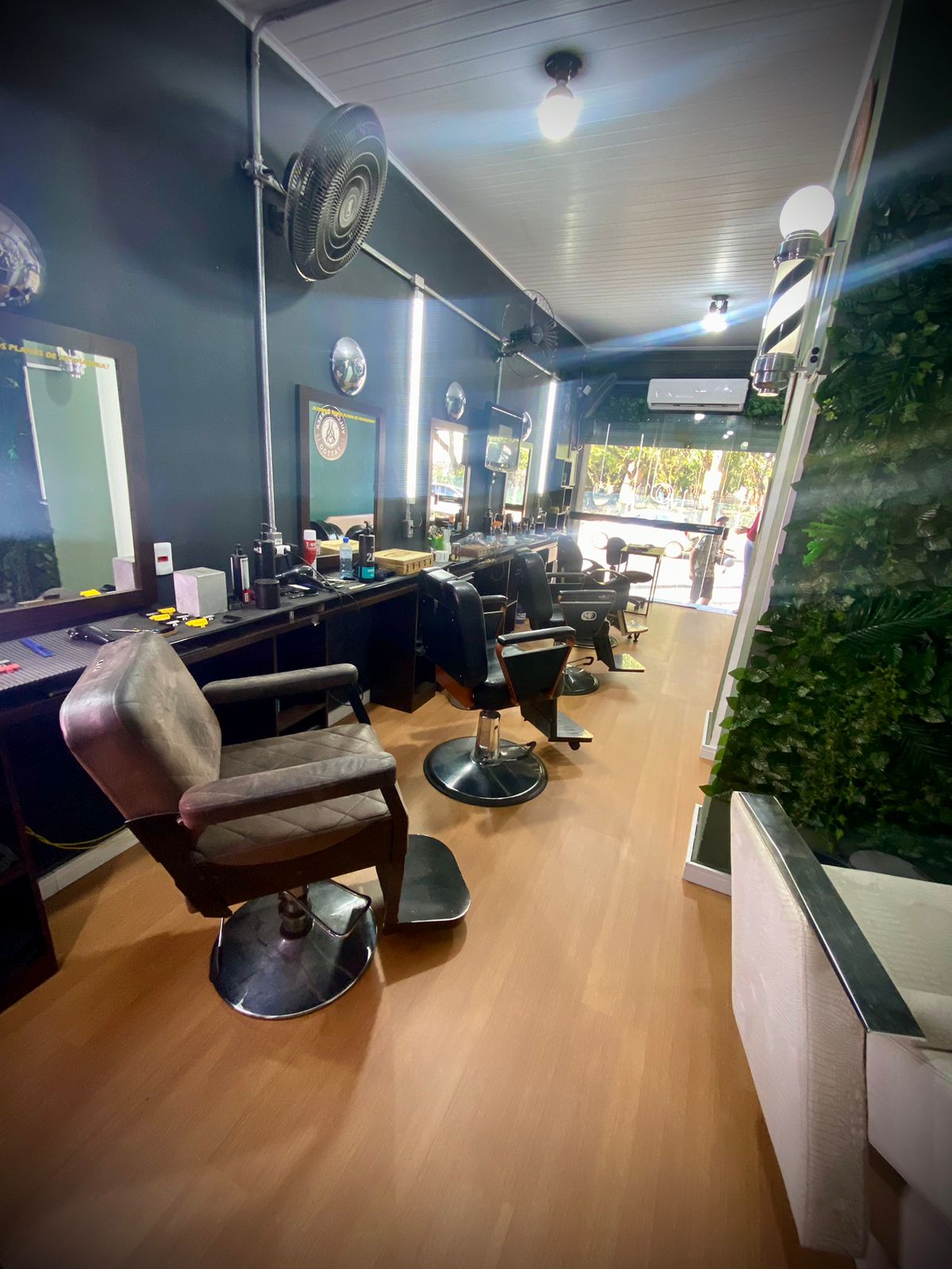 Espaço comercial com piso vinílico instalado pela LF Pisos