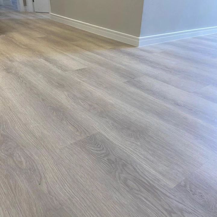 Piso vinílico, conforto e sofisticação no mesmo passo.